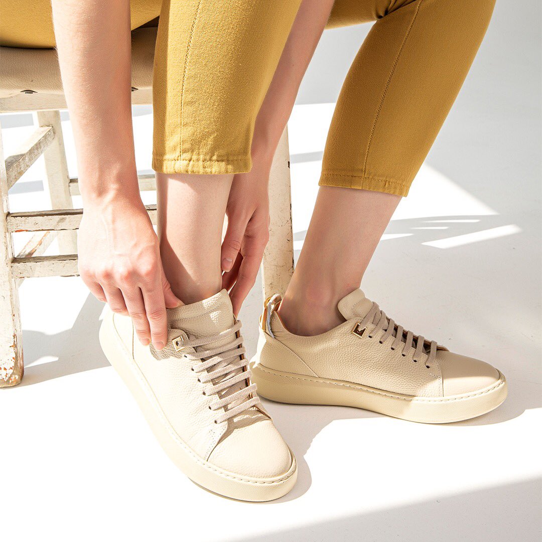 Konforlu ve feminen adımlar! Hafif tabanıyla günlük stilinin vazgeçilmez parçası olacak sneaker’lar Flower’da!
.
Comfortable and feminine steps! Sneakers, which will be an indispensable part of your daily style with their light soles, are in Flower!

#FlowerAyakkabı