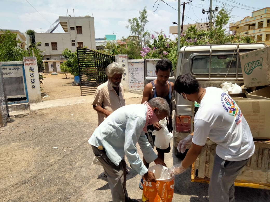 SwacchaSeva's tweet photo. #SwacchaSevaFoundation has donated 3444 food packets today in &amp; around Karimnagar. 
ఈరోజు పిన్నోజు భాను శ్రీనివాస్ గారి స్వచ్ఛ సేవా ఫౌండేషన్ ఆధ్వర్యంలో 3444 ఆహార పొట్లాలను పంచడం జరిగింది. https://t.co/uoK5Wv9ChK