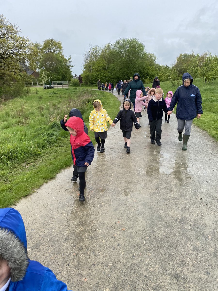 KandinskyEllis's tweet photo. Another soggy but exciting afternoon! We went to the ponds with @MatisseEllis to put up some of our posters about not littering or feeding the ducks bread 🥖 🦆 all based from our duckling friends 🐥 https://t.co/V9z8sQ5mtk