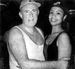 I hate it when people tweet this picture of Brexit backing lying hypocrite Andrew Neil because it embarrasses him so much.

...and I hate it even more when you go and retweet it. 👍