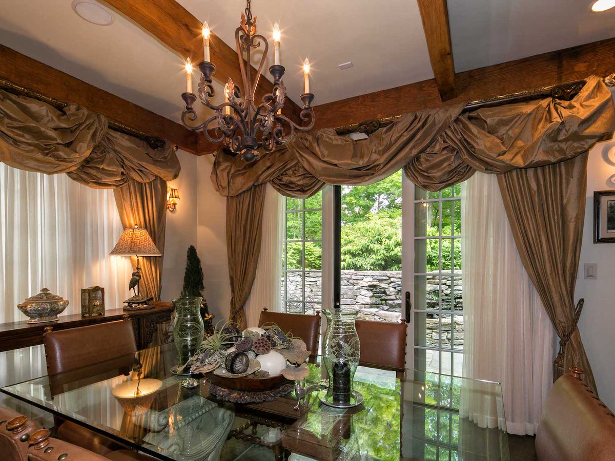 GbrSportingClub's tweet photo. 🏡 Featured Listing | 240 White Sulphur Hill Road
Standout features include stone reclaimed from a historic 1870s Salt Sulphur Springs hotel in Monroe County, West Virginia and beautiful gardens.
#FeatureListingFriday #GreenbrierLiving

https://t.co/OZb8EwoCxl https://t.co/uTbUeXLU9V
