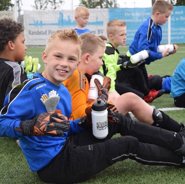 Keepersschool_F's tweet image. 🧤KEEPERSDAG 🧤ZONDAG 13 JUNI 🧤
⚽️Training 
🏠 HBSS Schiedam 
🥙Gezonde lunch 
🥅Demonstratie training B.V.O. jeugdkeepers 
⏰ 10.00uur - 16.00uur 
✏️keepersschoolfrankderuiter.nl/clinic
@excelsior20 @vvKethelSpaland @svvsdam1 @PPSC_voetbal @ssvHBSS @vfcvoetbal