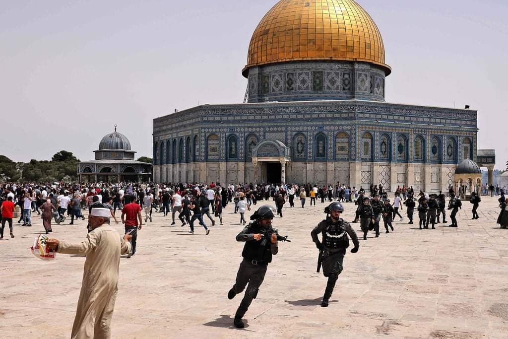 QudsNen's tweet image. Some 20 Palestinian worshipers at the Al-Aqsa Mosque compound in occupied #Jerusalem were injured in an Israeli police attack following the weekly Friday prayer today.