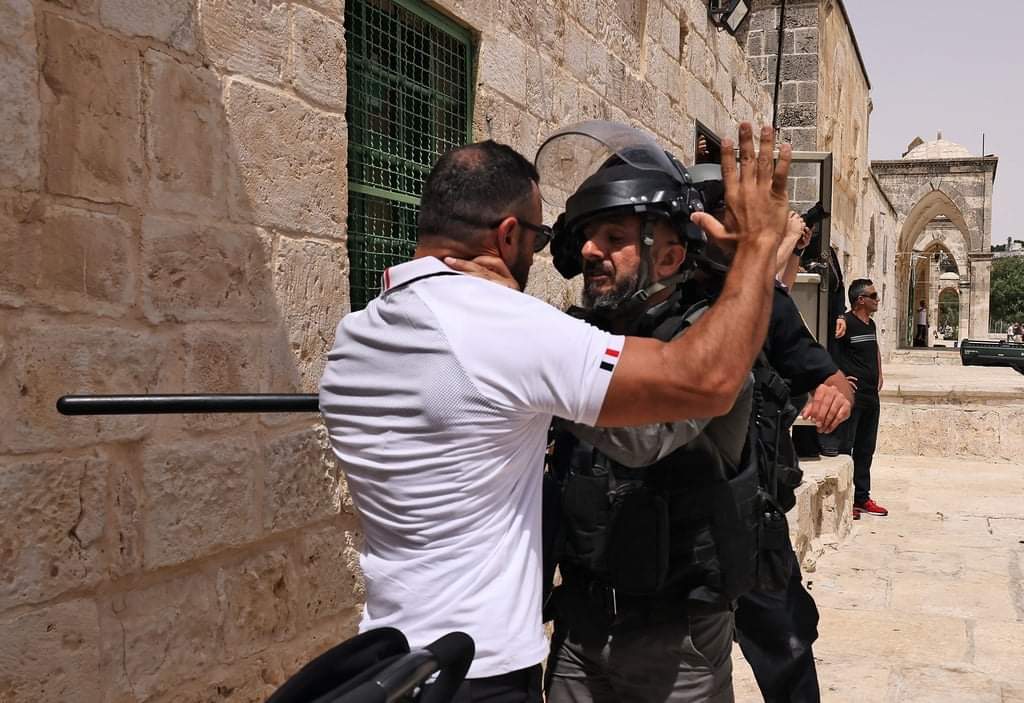 QudsNen's tweet image. Some 20 Palestinian worshipers at the Al-Aqsa Mosque compound in occupied #Jerusalem were injured in an Israeli police attack following the weekly Friday prayer today.