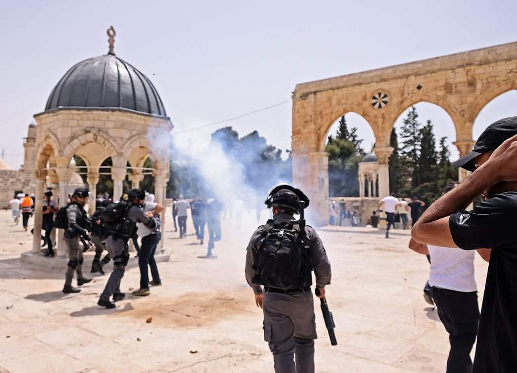 QudsNen's tweet image. Some 20 Palestinian worshipers at the Al-Aqsa Mosque compound in occupied #Jerusalem were injured in an Israeli police attack following the weekly Friday prayer today.
