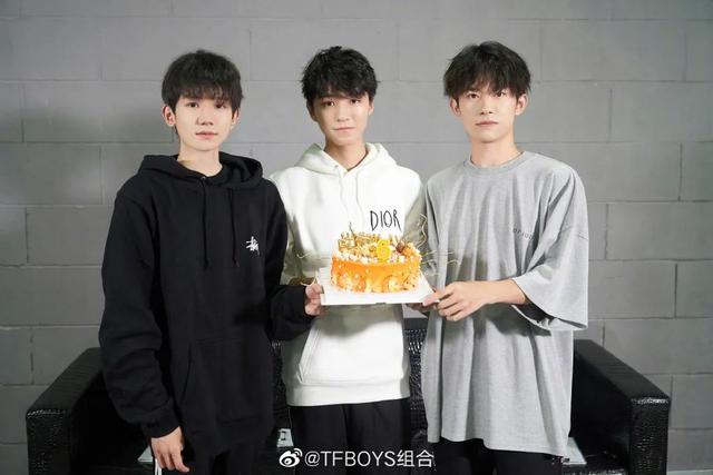 t0y_ting's tweet photo. @luw3i @I_AM_PIMMIE @Qian1He2 @Lasfon @enorforqx อนึ่ง ศิลปินในสังกัด #TFent ได้แก่ #TFBOYS #TeensinTimes #TFFamily #DengEnxi #ZhangYiFan #BonBonGirls303 #LiJunHao
#Youthwithyou3 https://t.co/MxtxlEhnX5