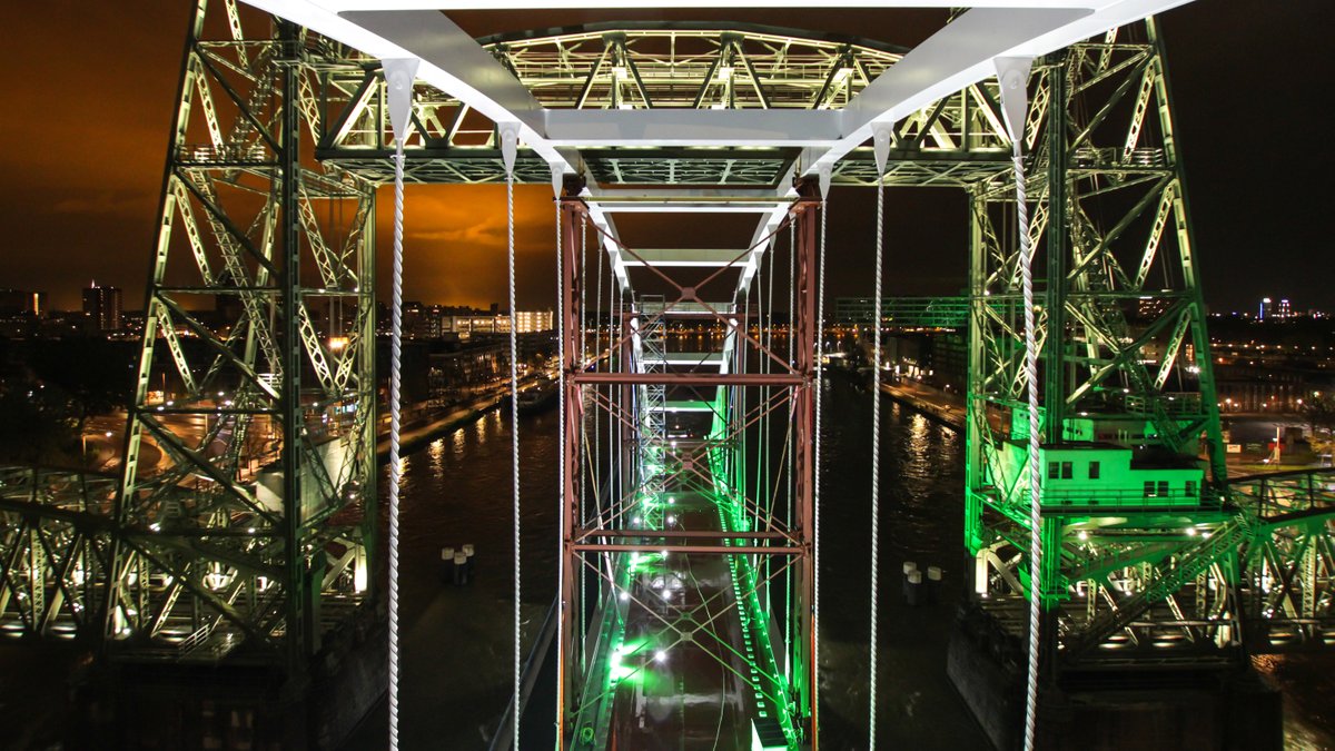 Nog één keer volop genieten van het transport en de plaatsing van de #Suurhoffbrug in #Rotterdam? 😍 We hebben een prachtige 4K #timelapse-video voor je! Bekijk de hele operatie in zes minuten, vanuit een perspectief dat je nog niet eerder hebt gezien! 🎥 bit.ly/3oD4iOJ