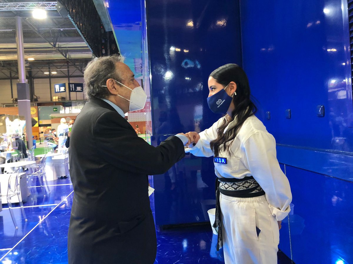 ARGenesp's tweet photo. 🇦🇷Argentina recibió el premio al Mejor Stand #FITUR2021 y el premio al Stand más sustentable 2021

@fitur_madrid @TurDepAR @CancilleriaARG https://t.co/18b3xhVh8W