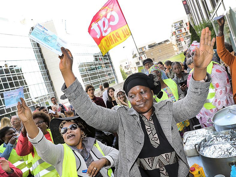 L’incroyable bonne nouvelle du jour : les femmes de chambre de l’hôtel Ibis-Batignolles ont gagné ! Elles ont obtenu gain de cause pour la plupart de leurs revendications !

23 mois de lutte.
8 mois de grève.
Et au bout, un accord historique !

Des youyouyouyouyouuuuuuuuu.

✊🏽♥️
