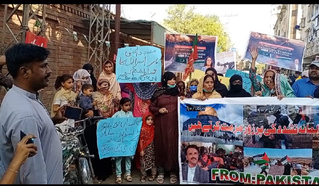 safiabaloch1's tweet photo. A Protest at Press Club #Sukkur by PTI Sukkur to against Isreal’s atrocities and to show solidarity with Palestinians. https://t.co/rkc3frevwC