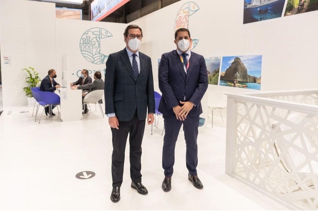Confeceuta's tweet photo. Gracias Presidente @agaramendil por la visita al Stand de #Ceuta @TurismodeCeuta en #FITUR2021  por el apoyo y el interés mostrado por nuestra Ciudad; no sólo en estos difíciles momentos, sino desde siempre.

Próxima visita obligada --> Ceuta

@CEOE_ES
@Dircom_CEOE https://t.co/rwjKoQoJw8