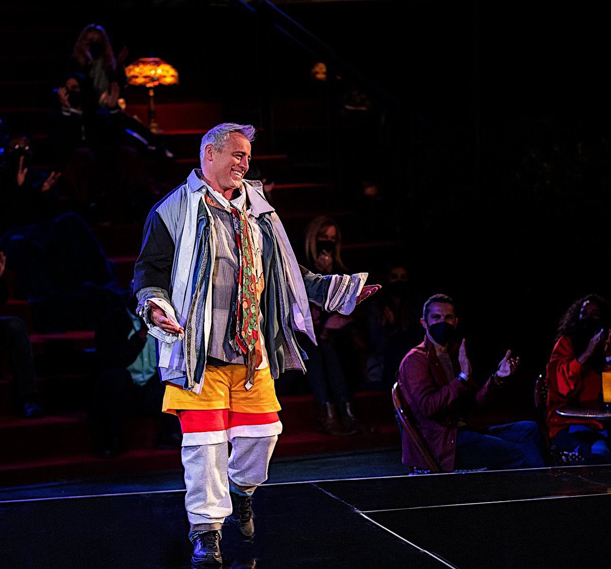 e ele continua estiloso