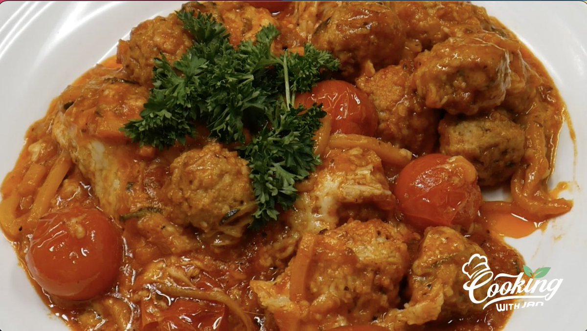 RickeySmiley's tweet photo. Janeisha Payne aka #CookingWithJan came up with this healthy #Zucchini / #Squash #Noodles With #TurkeyMeatballs dish for you to try to make at home!! https://t.co/i1N2LC13tE https://t.co/ZVwydg5pM4