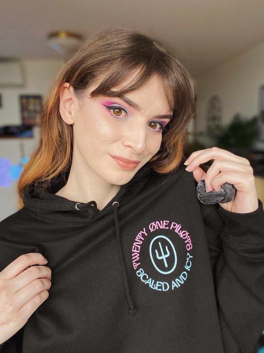 missellacronin's tweet photo. AHHHH, I actually can't believe I get to tweet this but I'm teaming up with @twentyonepilots for their new album Scaled and Icy which released TODAY :D

To celebrate I've got 3 merch boxes to giveaway and all you have to do is follow and retweet to enter 🎉 (UK only) #ad https://t.co/4Yrdya9hqJ