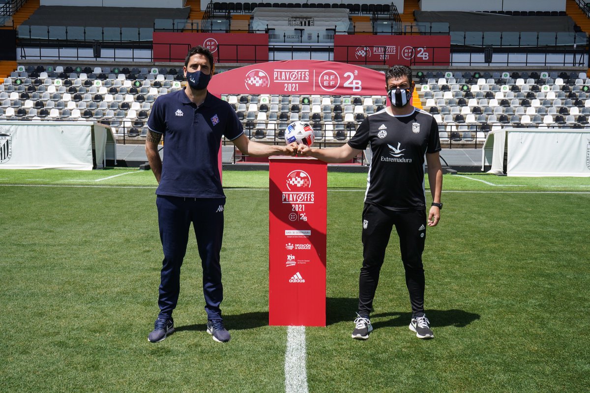 rfef's tweet photo. 🤜🏼🤛🏼 @CDBadajoz y @SDAmorebieta asistieron al posado oficial en la jornada previa al duelo de la #FaseDeAscenso.

⏳ ¡Empieza la cuenta atrás para que ruede el balón en el Nuevo Vivero! https://t.co/XPD7h3hBO1