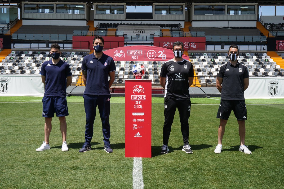 rfef's tweet photo. 🤜🏼🤛🏼 @CDBadajoz y @SDAmorebieta asistieron al posado oficial en la jornada previa al duelo de la #FaseDeAscenso.

⏳ ¡Empieza la cuenta atrás para que ruede el balón en el Nuevo Vivero! https://t.co/XPD7h3hBO1