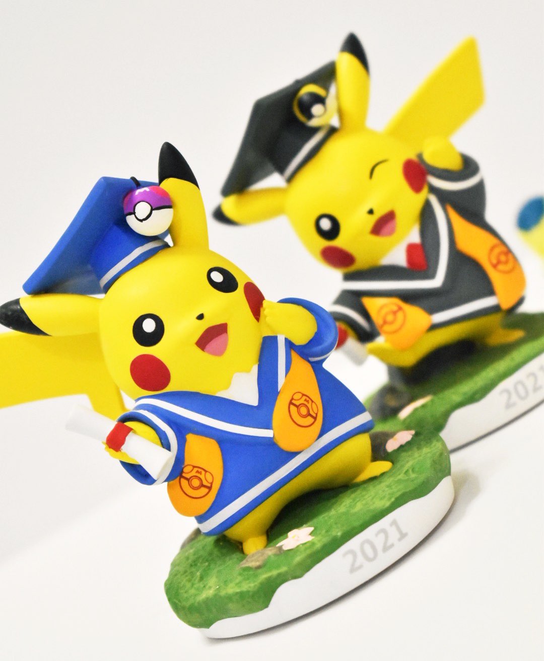 ヒノッチ 卒業式ごっこのピカチュウフィギュア21 遥々米国からやって来てくれました いい 良さみが深い 特にしっぽの造形が抜群に美しいです ポケモンセンター ピカチュウ T Co Qtmspcpjv4 Twitter