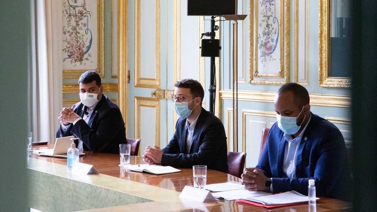 La_FAGE's tweet photo. Nous rencontrions hier @EmmanuelMacron afin de lui faire part de nos propositions pour les #jeunes et les #étudiant·e·s 🗣

➡️Réforme structurelle des aides sociales étudiantes
➡️#GarantieJeuneUniverselle 
➡️Prise en charge de la santé des jeunes

https://t.co/KfQexXXZE9 https://t.co/Dvvl1sfGS9