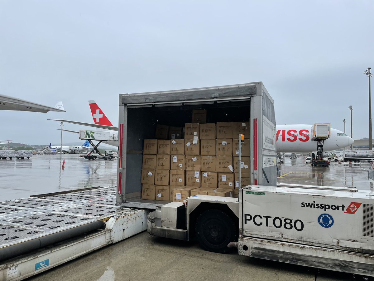 ignaziocassis's tweet image. Help for #Nepal 🇳🇵 Today, we are sending 30 tonnes of  medical aid to #Kathmandu 👉 1.1 million antigen tests, 40 respirators, 10 oxygen concentrators 🏥 Important collaboration between @SwissMFA, @BAG_OFSP_UFSP &amp;amp; @vbs_ddps to offer rapid support 🙏