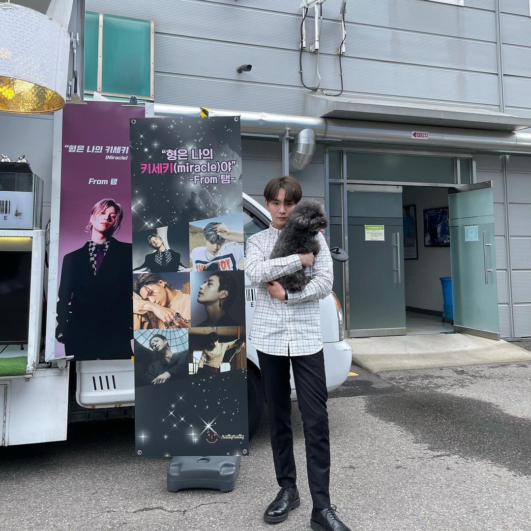 am1514's tweet photo. テムちゃんオモロい!でも嬉しいね〜❤
형은 나의 키세키야는 좀... ㅋㅋㅋㅋㅋㅋ
キースタグラム➡️https://t.co/UgUyxgHpOW
#SHINee #KEY #TAEMIN
#taemkey https://t.co/NFW4UVTM0x