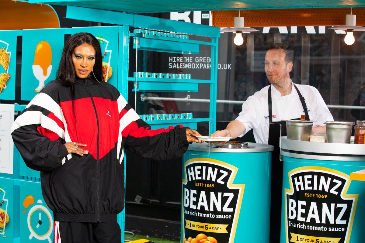 its_tayce's tweet photo. BEANZ MEANZ BOXPARK! who me? like this? SERVING up and showing off some gorj recipes including my fav beans at @boxpark this morning. thanks for having me @HeinzUK 😘 
#ad https://t.co/EDvJudgzDX