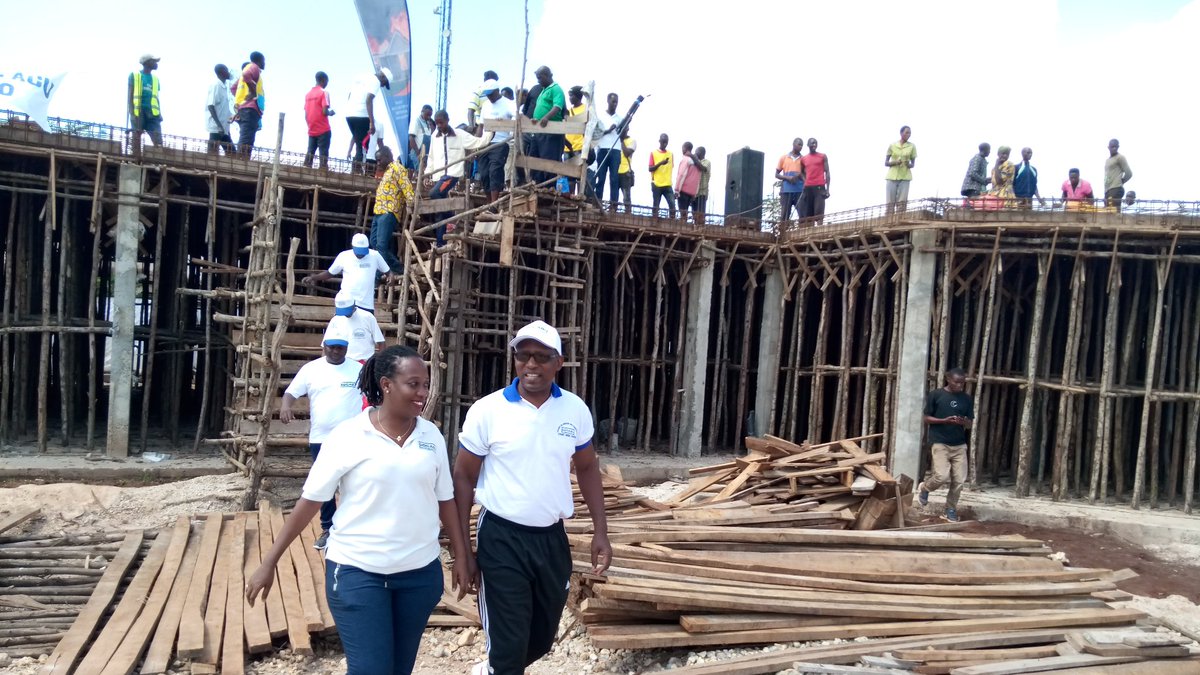 BuhumuzaProvinc's tweet photo. #Burundi Une délégation conduite par l'Adm. Directeur Général de la #SOCABU s'est jointe à la population de @MuyingaProvince dans les travaux communautaires de rassemblement du sable pour la construction du building de 3niveau qui abritera les bureaux des services Provinciaux. https://t.co/NdyhLqknD1