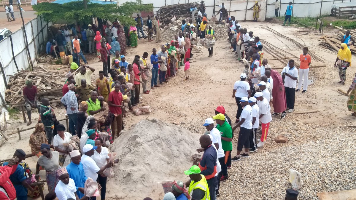 BuhumuzaProvinc's tweet photo. #Burundi Une délégation conduite par l'Adm. Directeur Général de la #SOCABU s'est jointe à la population de @MuyingaProvince dans les travaux communautaires de rassemblement du sable pour la construction du building de 3niveau qui abritera les bureaux des services Provinciaux. https://t.co/NdyhLqknD1