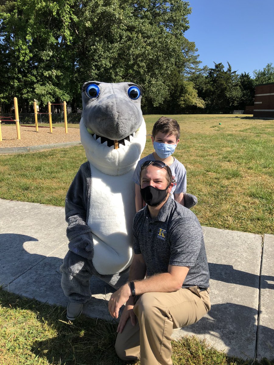 What a great day @StrawbridgeES ! Thank you for having the <a href="/KellamHigh/">Kellam High School</a> cheerleaders!