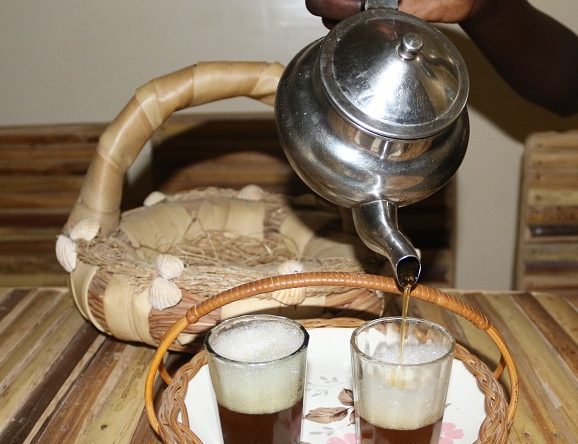 FAOSenegal's tweet photo. Au #Sénégal pays de la #Teranga, le thé🍵 #ataya est 1⃣ rituel après déjeuner & parfois dîner
On appelle parfois #barada🫖 (théière) la pers. qui adore ou fait bien #ataya
🍵#3normaux #tchayne #Lewël ba tarxiis
🍵Fees Farr Fuur
C’est qui votre #barada❓
#JournéeDuThé #Kebetu https://t.co/mOQyEaMBNO