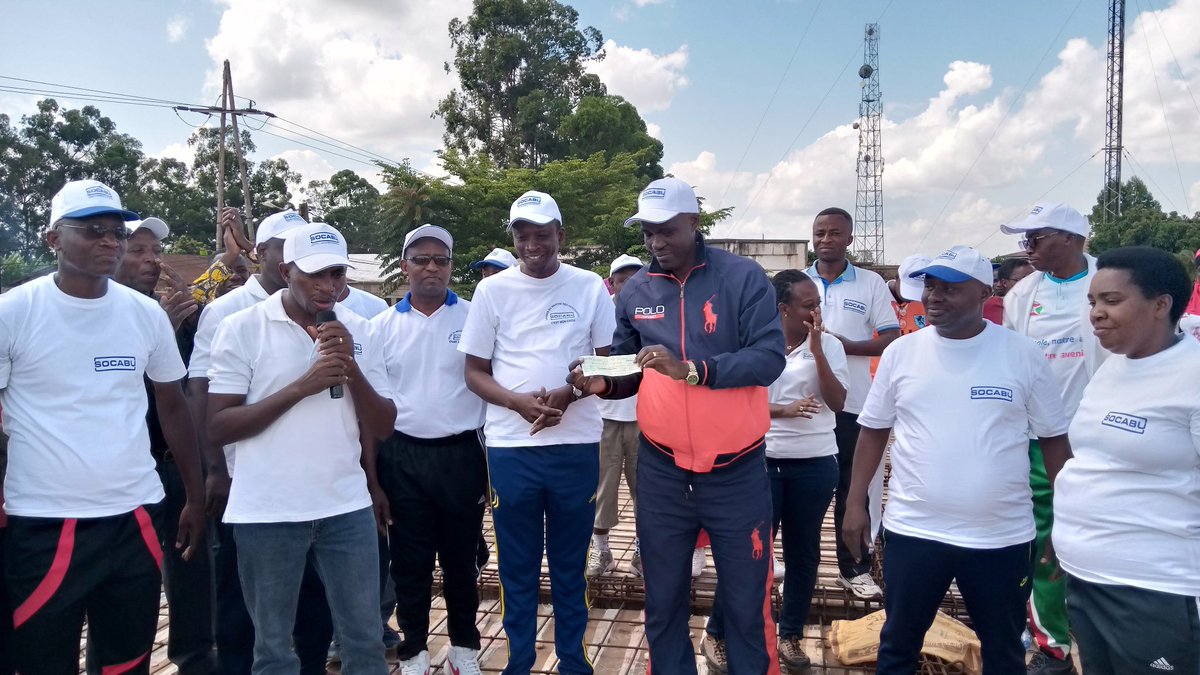 BuhumuzaProvinc's tweet photo. Après les travaux,cette délégation conduite par l'Administrateur Directeur Général a donné une contribution de 10millions de la part de la #SOCABU et 2Millions comme contribution personnelle de l'Administrateur Directeur Général #Ndagijimanacharles natif de la @MuyingaProvince https://t.co/8Ir4xTNcMe