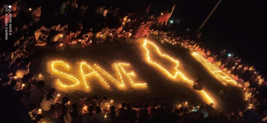 NaingOo1994's tweet photo. Yay Oo Night Strike

 with the sign of "Save Myanmar"  calling for international support for Myanmar tonight.

#May21Coup
#GlobalArmsEmbargo
#WhatsHappeningInMyanmar https://t.co/KpSHdSGtVv