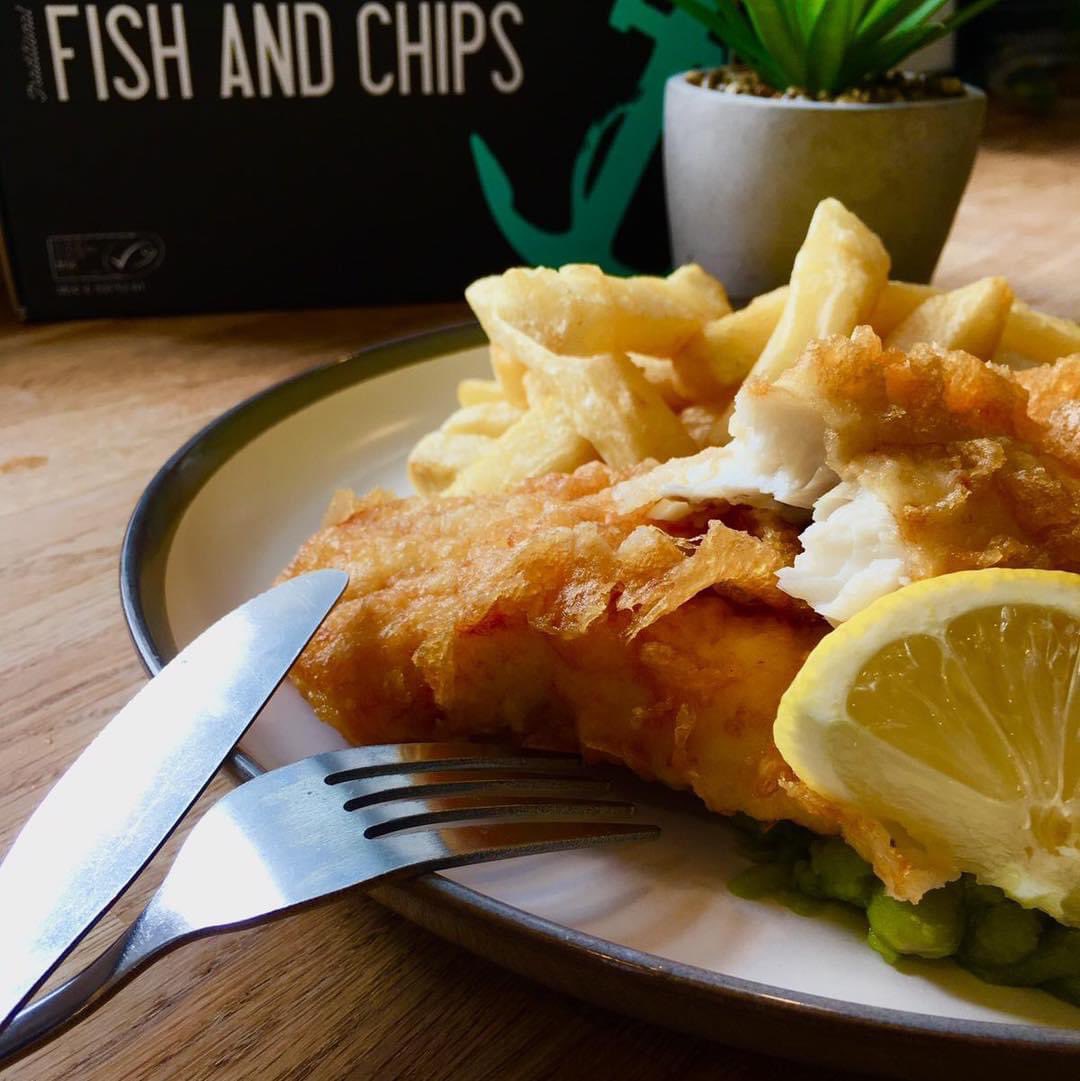 Happy #fishfryday! 😬💙🐟   

#fishandchips #takeaway #FridayVibes #Plymouth