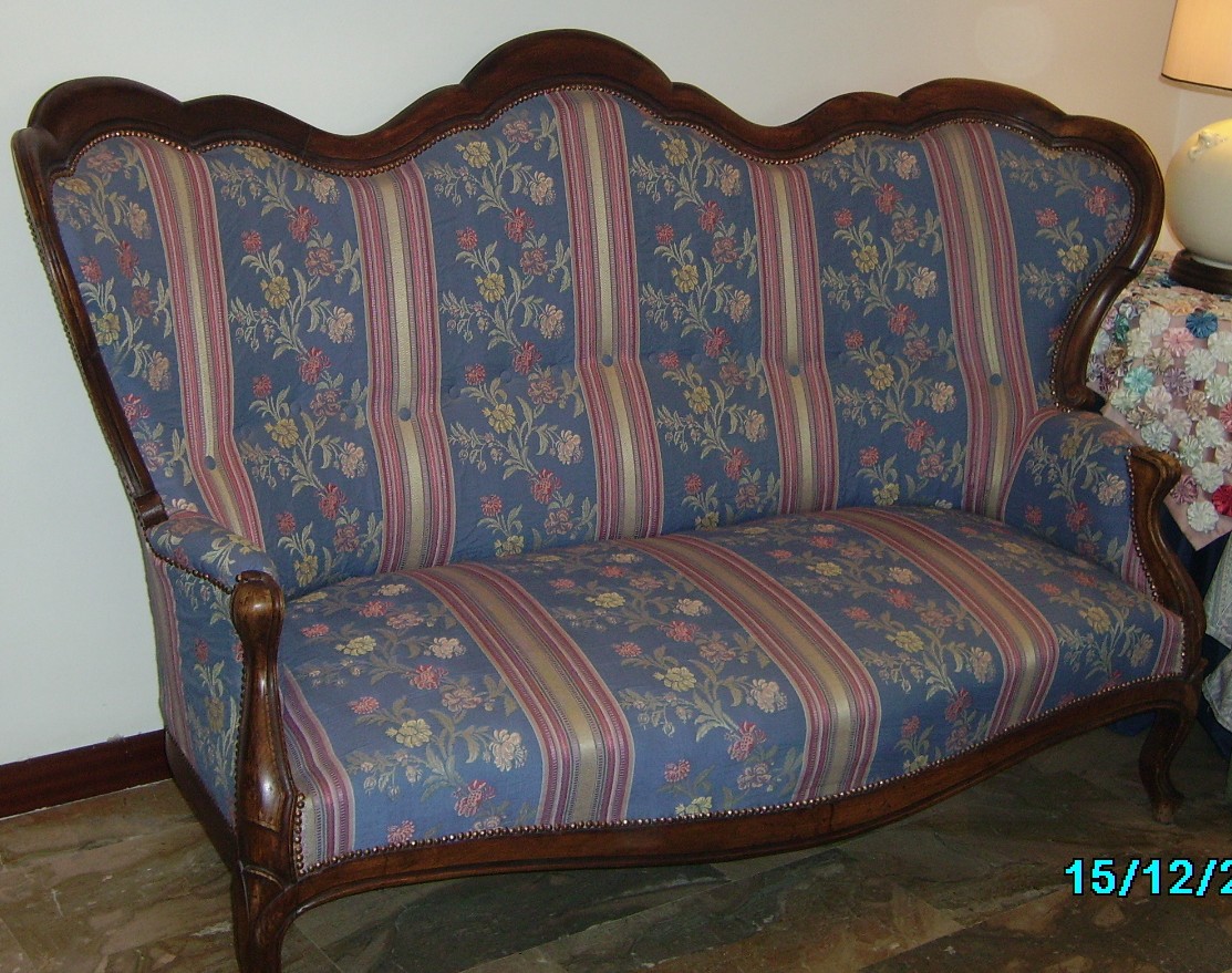 labelsystem's tweet image. Divano Luigi Filippo, Legno noce originale, rifatto nuovo con tessuto rigato pregiato, lavorazione tradizionale con molle e imbottitura con cren… Mai usato!