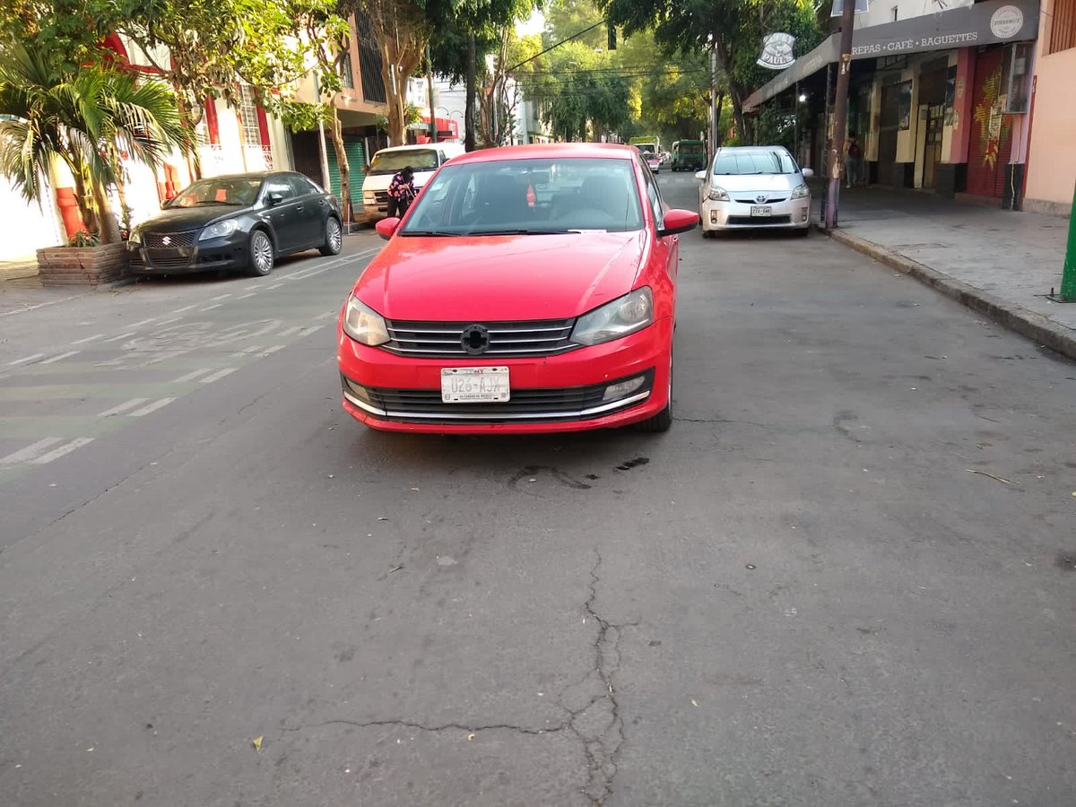 IME_Hazael's tweet photo. @SSC_CDMX hay un auto abandonado en media calle muy sospechoso. Sobre calle cedro entre Díaz mirón y eje 1 alzate. @AlcCuauhtemocMx @SEDEMA_CDMX https://t.co/S01o2YMcdc