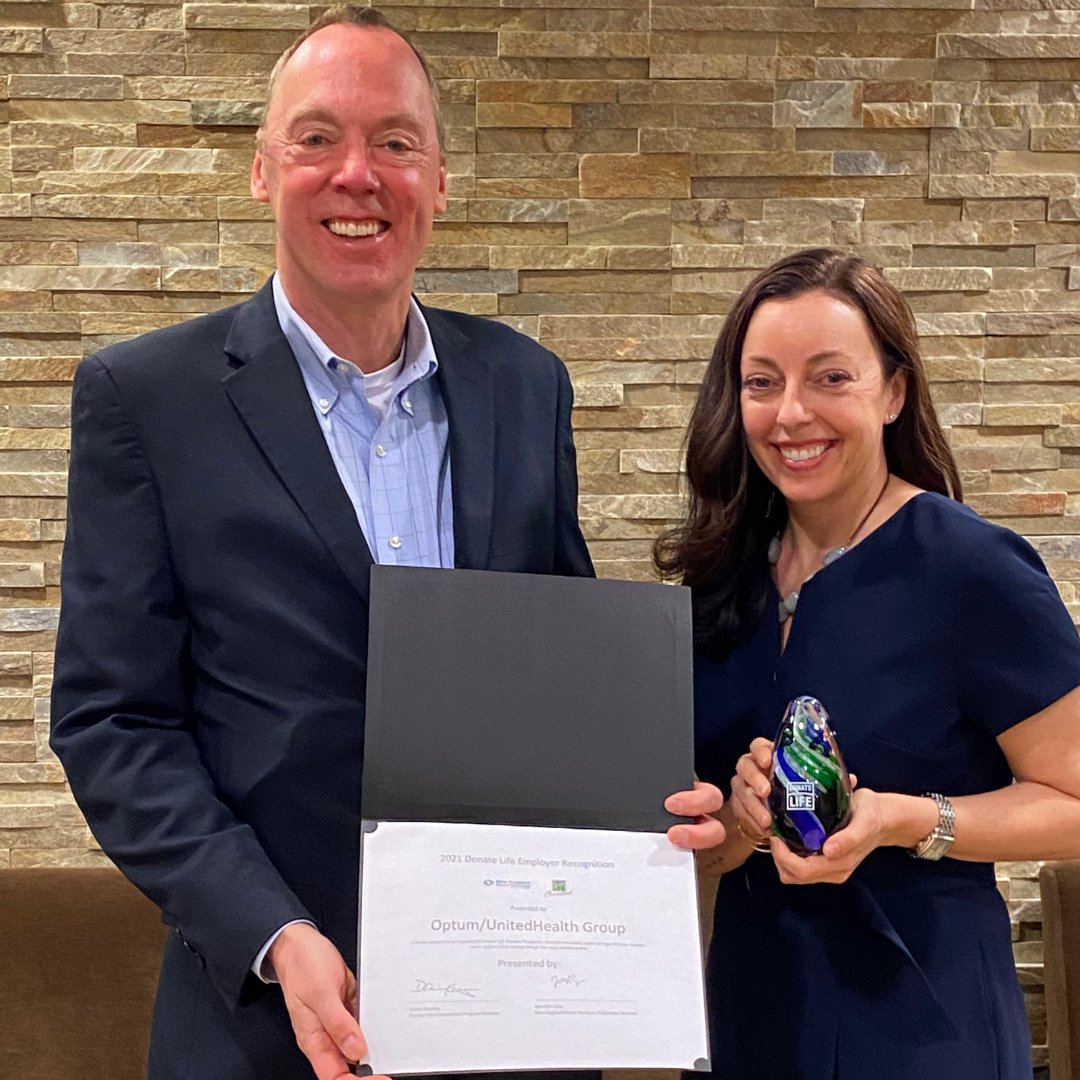 NEDS_LIFE's tweet photo. Together with @DonateLifeCT, NEDS is proud to present @Optum with a #DonateLife Employer Recognition Award! Judi Edwards nominated her workplace following her altruistic living kidney donation in June, 2020. Judi shares, “There was only support and encouragement in the journey.” https://t.co/m8fWMdsEik