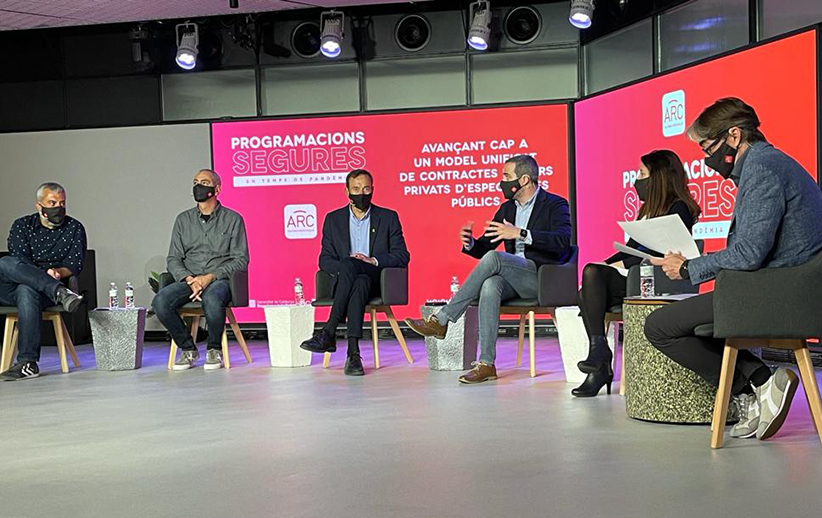 FMCmunicipis's tweet photo. #Programacionssegures en temps de pandèmia, perquè ara la cultura és més necessària que mai. En la presentació d'un model unificat de contractes menors d'espectacles públics, durant les jornades de l'Associació ARC, amb la participació de l'FMC https://t.co/ZCYkt6UsYA #municipis https://t.co/mGLbl4BHy7