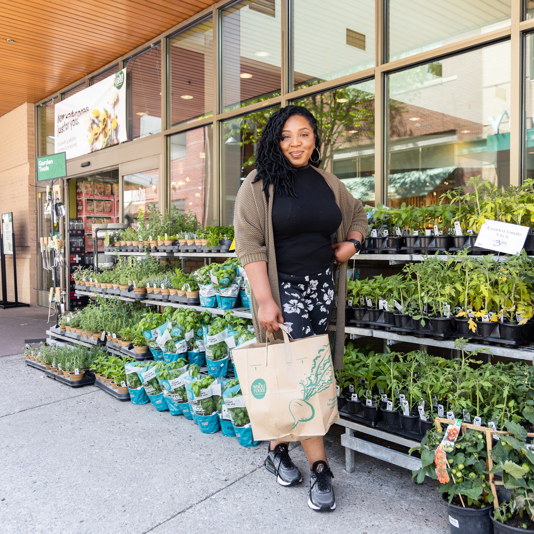 Urbaanite's tweet photo. Caught @tiffanywhitsey running errands in Green Hills. If you ran into one of our #Urbaanite photographers in the city, would you pose for a picture? We’re trying to see something... 👀 📸@elledanielle https://t.co/OK35oigIJb