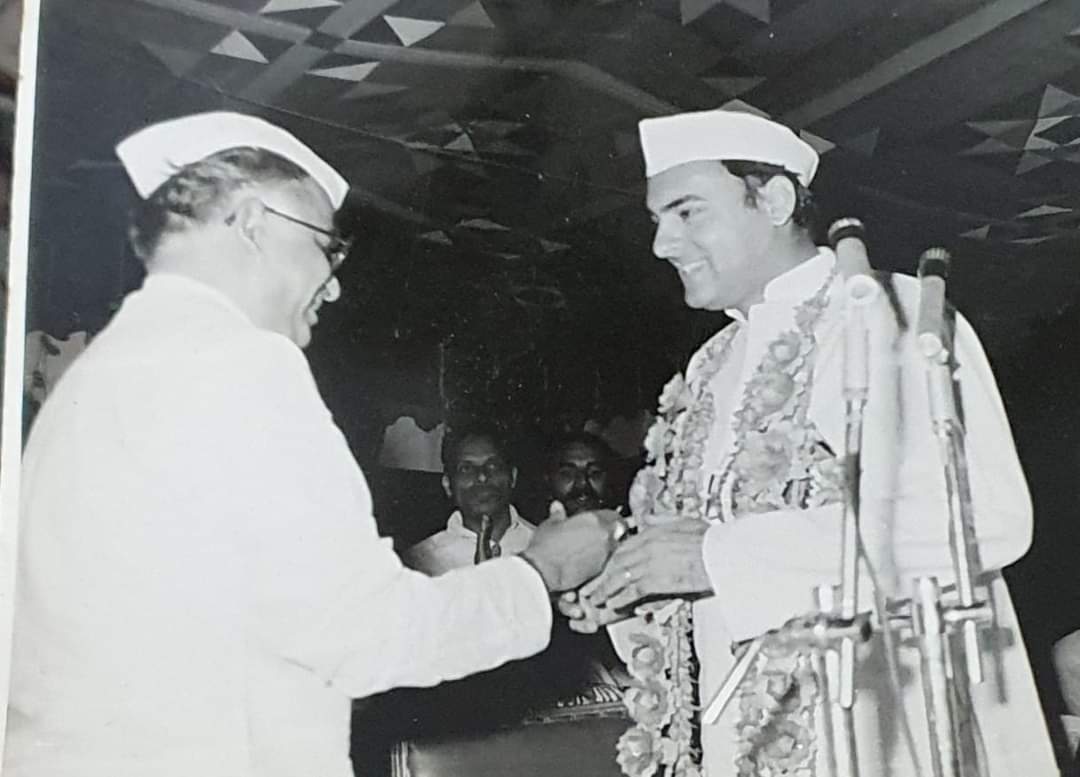 PRathod_INC's tweet photo. Fond Memories of My Father Sri K T Rathod Former Minister and Former KPCC President presenting a Momento to   Rajiv Gandhi ji Former Prime Minister and Former President INC during his visit to Bangalore. Paying my humble Respects to  Sri Rajiv Gandhi ji on his Death Anniversary. https://t.co/Bd8uXd72iR
