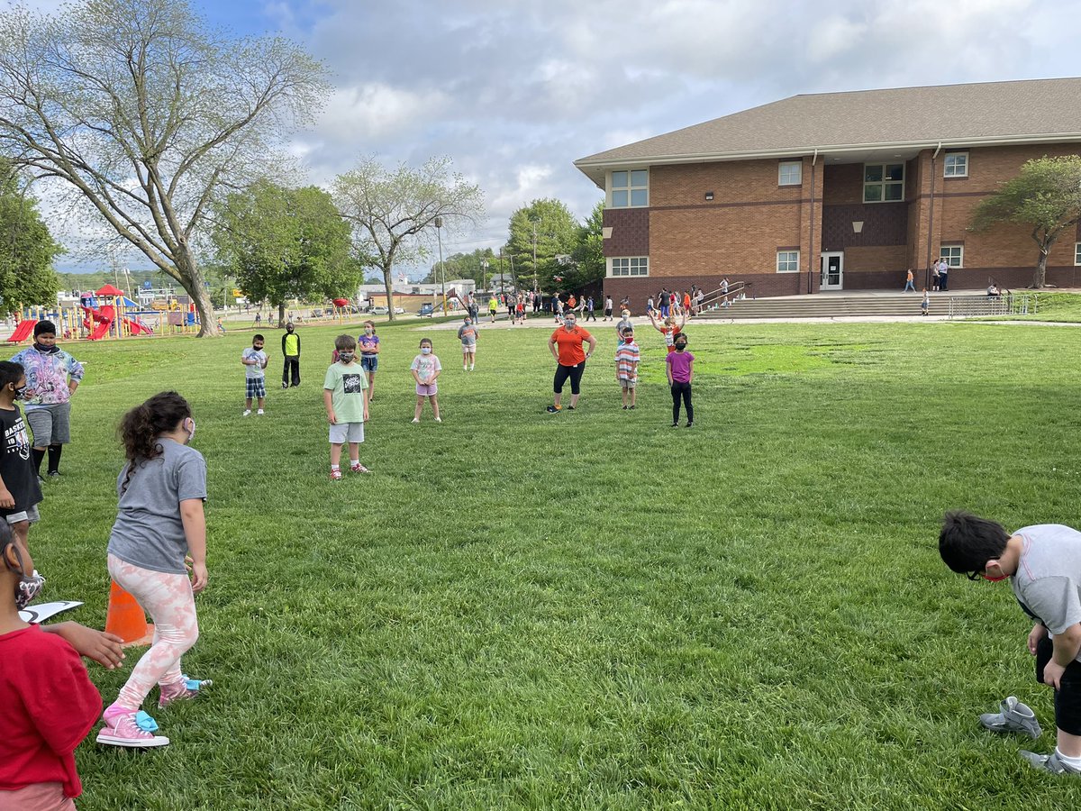 AveryMusicEd's tweet photo. Field day at Avery. Ms. Hays class at the shoe kick @Avery_Tigers https://t.co/MNw0rFAswT