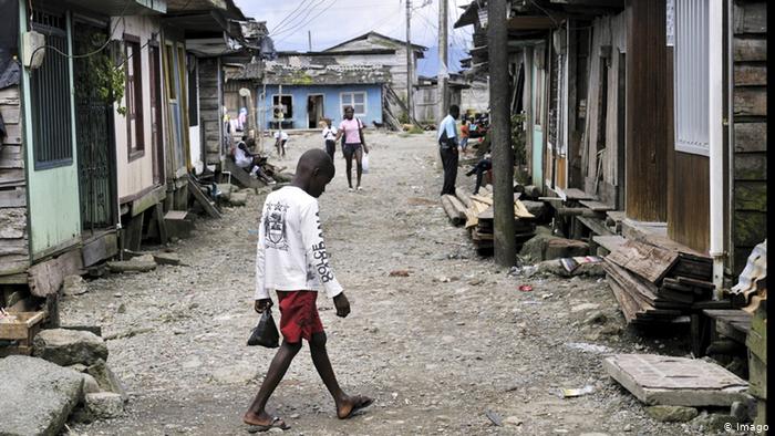 aleltbd's tweet photo. Algunos tuiteros desde su sofá, le mandan q decir al pueblo de Buenaventura que las navieras se van a ir y que se van a quedar sin nada.

- El pueblo de Buenaventura: https://t.co/D2Ux48eRtw