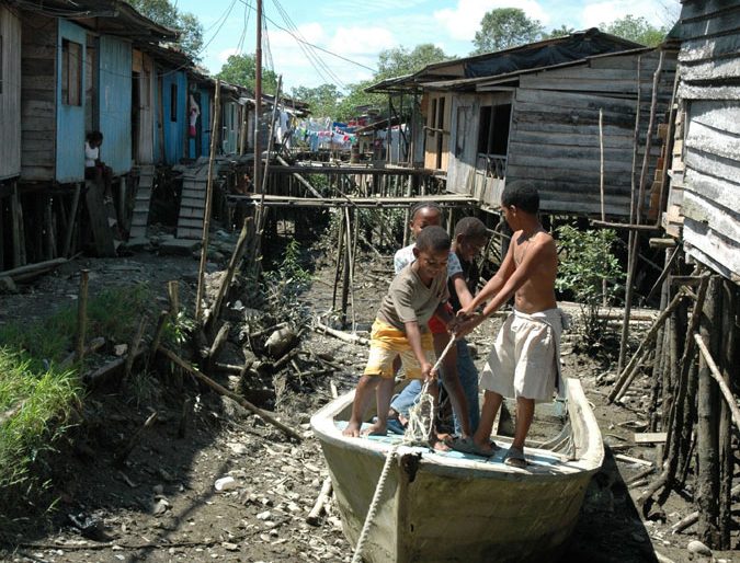aleltbd's tweet photo. Algunos tuiteros desde su sofá, le mandan q decir al pueblo de Buenaventura que las navieras se van a ir y que se van a quedar sin nada.

- El pueblo de Buenaventura: https://t.co/D2Ux48eRtw
