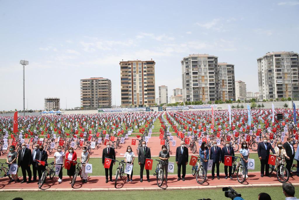 kasapoglu's tweet photo. Şahinbey Belediyesi’nin organizasyonunda 10 bin bisikleti gençlerimizle buluşturduk. 

Amatör sporcuların katılacağı organizasyonların sayısını artıracak, çocuklarımızı özendirecek aktiviteler yapacak, Türkiye’yi bisiklet ülkesi haline getireceğiz. ���🏼‍♂️🚴🏻‍♀️ https://t.co/eVVkTU0Q8X