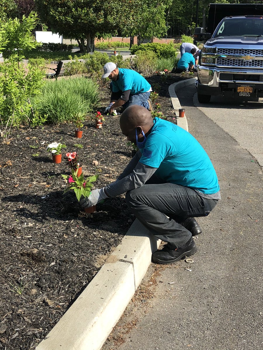 kathywisnewski's tweet photo. National Grid volunteers plant flowers at Long Island State Veterans Home in Stony Brook 30th year Anniversary. National Military Appreciation Month @nationalgridus #GridGivesBack https://t.co/5FRtYkSafh