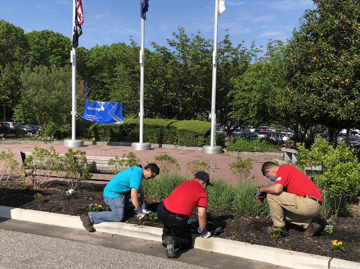 kathywisnewski's tweet photo. National Grid volunteers plant flowers at Long Island State Veterans Home in Stony Brook 30th year Anniversary. National Military Appreciation Month @nationalgridus #GridGivesBack https://t.co/5FRtYkSafh