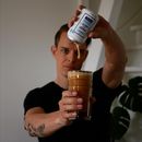 Een bierbrouwer en koffiebrander die de handen ineen slaan? Niets vreemds aan. Dutch Bargain en De Zeeuwse Branding brengen samen een unieke Nitro Hard Cold Brew: een licht alcoholische cold brew gebrouwen als bier en afgewerkt als een cold brew in je favo hipstertoko. Schenk dez