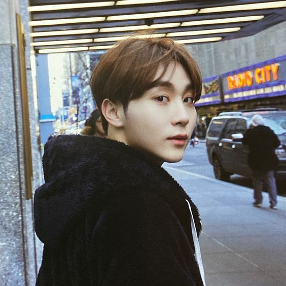 manulem's tweet photo. what if we run away? what if we left today? if we say goodbye to safe and sound? #bookai https://t.co/QdSsMJtM7s
