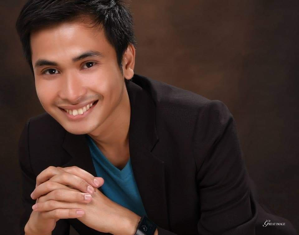 rhaneypage's tweet photo. me during college. 
graduation pictorial photo. 
roaming around in my gallery. 
❤❤❤ 
still looking fresh back then 
the problem that i have at time is to finish my studies. and now? lots of problem . haha. 
laaavvaarrnnn
#greatimage
#AcademicTwitter 
#photo 
#SOUROlivia https://t.co/0VZngFVYIn