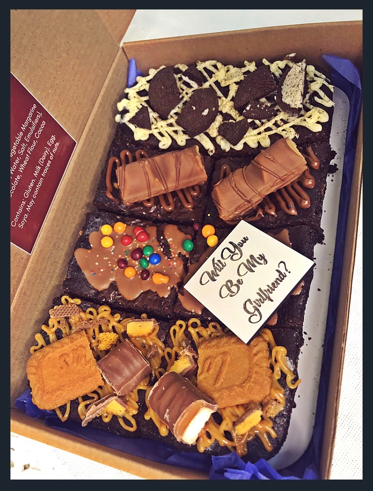 KupkakeKitkhen's tweet photo. 🍫 BOX 

Caramel - Dulce de Leche | Lotus Biscoff Cookies | Twix Chocolate | Crunchie (Chocolate Covered Honeycomb)

Cosmic Confetti - Belgian Milk Chocolate | Colourful Candy Coated Chocolates 

Nutella - Nutella | Kinder Bueno  

Oreo Cheesecake - Vanilla Cheesecake | Oreos https://t.co/ncIf7rpQr5
