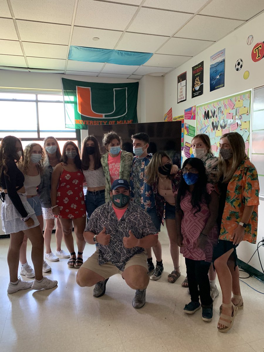 MrLima71's tweet photo. Just a perfect day to remind me why I love my job. A beautiful day for Special Olympics at the stadium &amp; came back just in time for the final Floral Friday with my G period class. Happy Friday y’all #ChooseToInclude #FloralFriday #APLitisLIT https://t.co/p96qRHd8lz
