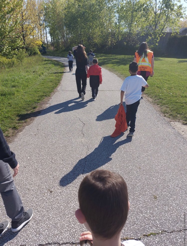 talbot_trailps's tweet photo. GAINS 1 enjoying a walk for FitWeek and looking at the community signs they are learning about in class! #thinkpositive #Fitweek2021 https://t.co/VGOpSU8l5q